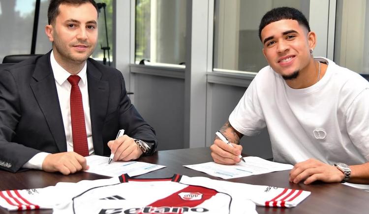Imagen de River oficializó la llegada de Kendry Páez, el Di María ecuatoriano: qué le puede aportar al equipo de Gallardo