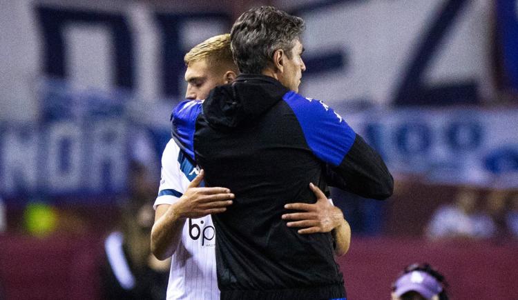 Imagen de MATEO PELLEGRINO ANOTÓ SU PRIMER GOL EN VÉLEZ Y LO CELEBRÓ CON SU PAPÁ