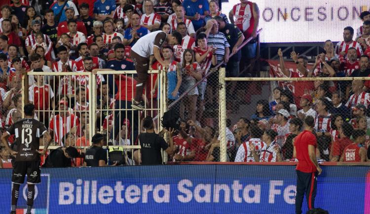 Imagen de Para aplaudir: los médicos de Platense y Unión saltaron a la tribuna para asistir a un hincha