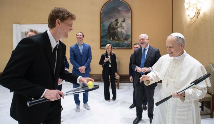 Imagen de Cumbre de líderes: Jannik Sinner visitó al "Papa tenista" León XIV