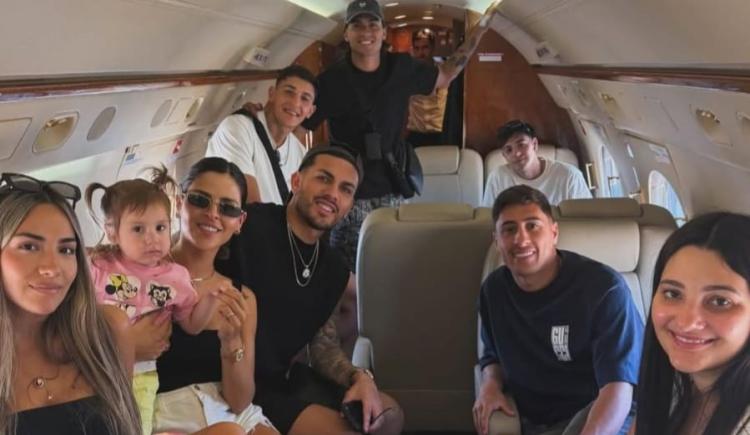 Imagen de El especial motivo por el que Paredes, Merentiel y otros jugadores de Boca viajaron juntos a Santa Fe