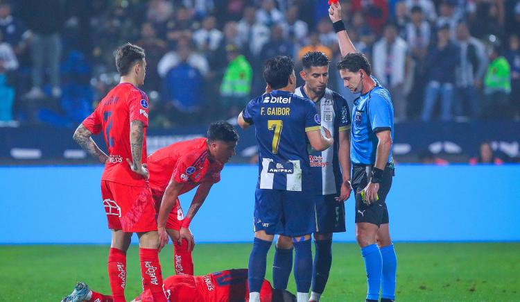 Imagen de La insólita seguidilla de expulsiones de Carlos Zambrano en torneos CONMEBOL