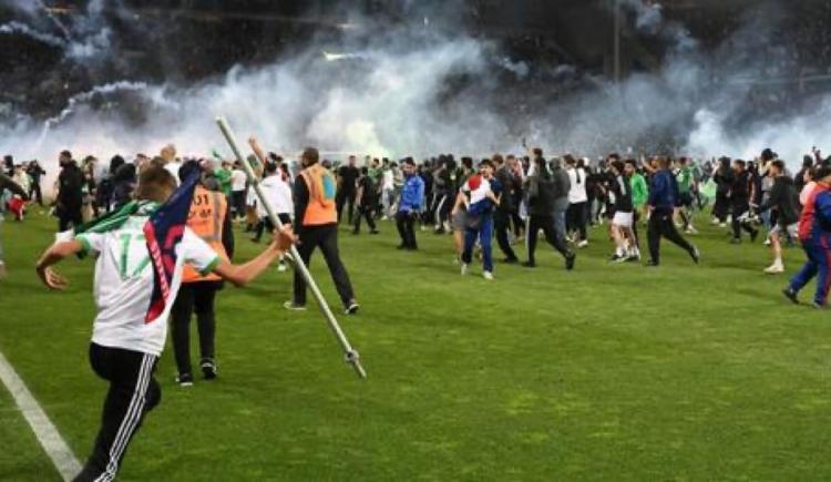 Imagen de Escándalo en Francia: descenso de Saint Etienne y batalla campal