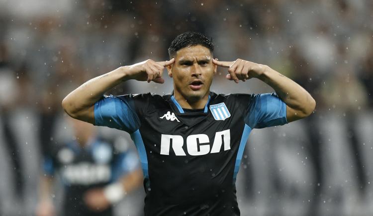 Imagen de El golazo de Maximiliano Salas con el que Racing abrió la serie