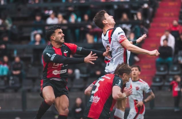 Imagen de Escándalo y agresión en Patronato: hinchas atacaron al plantel tras la derrota con Colón