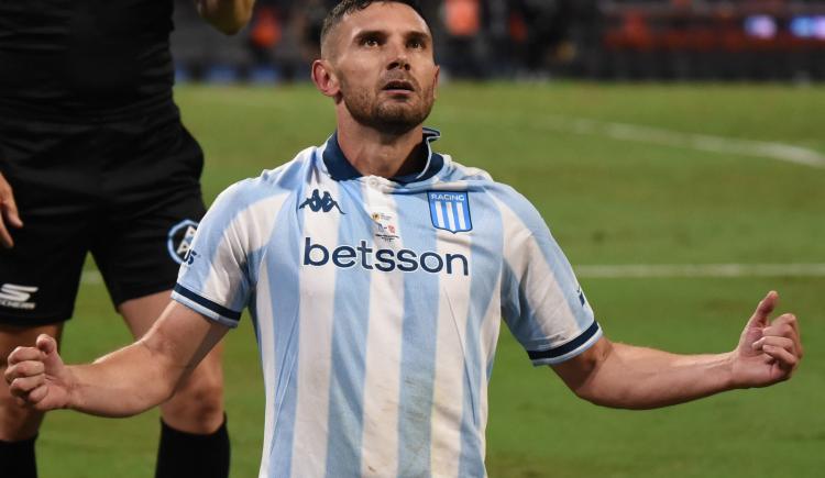 Imagen de Definió de Maravilla: el golazo de Adrián Martínez que abrió la final