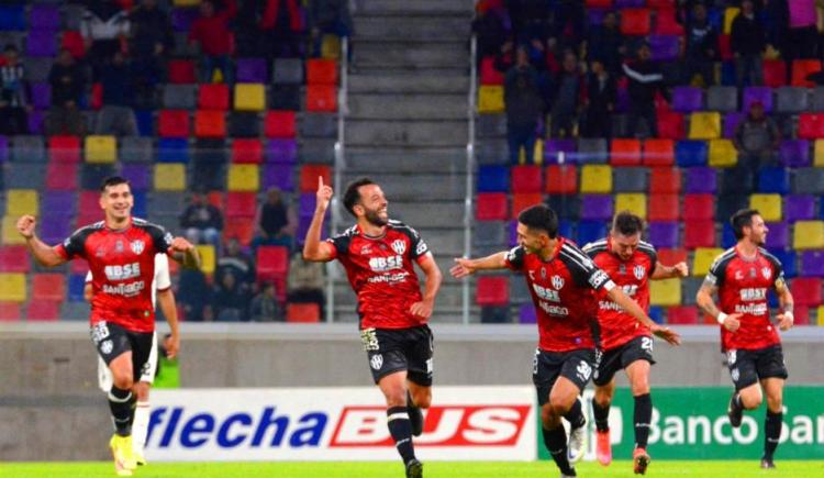 Imagen de Lucas Gamba anotó un gol de la mitad de la cancha