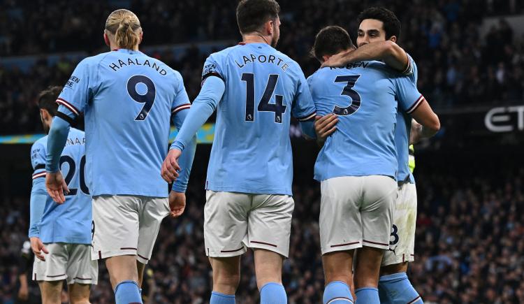 Imagen de Premier League: Julián Álvarez le ganó el duelo a Dibu Martínez