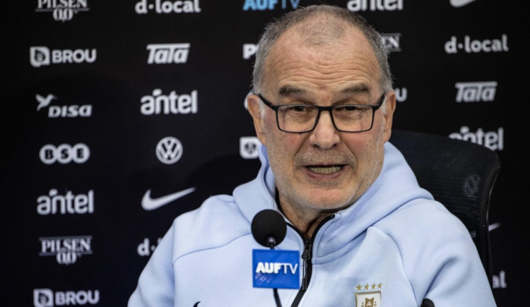 Imagen de Bielsa no descartó continuar en Uruguay y explicó las ausencias de Suárez y Nández