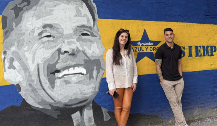 Imagen de Tarde de emociones: Nacho Russo visitó el mural de Miguel en La Boca