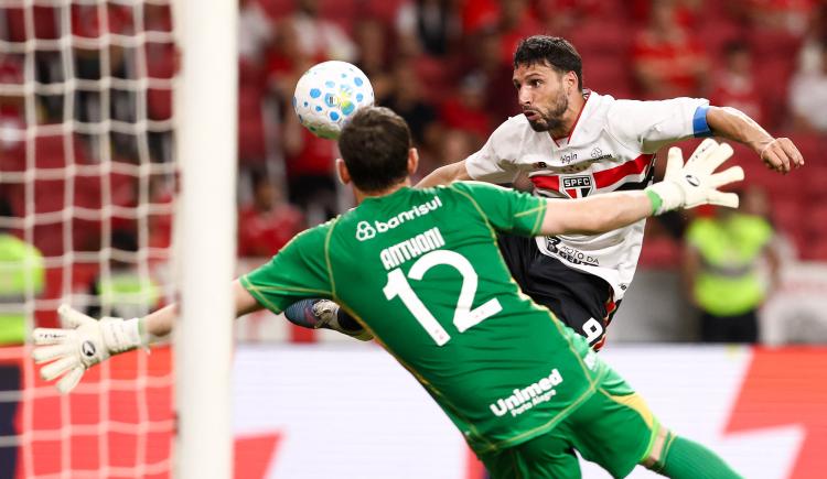 Imagen de Jonathan Calleri le dio un agónico y valioso empate a Sao Paulo