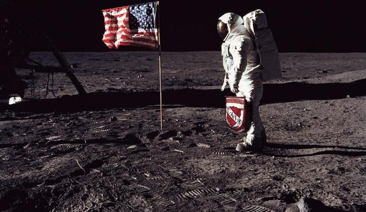 Imagen de Neil Armstrong y su luna roja