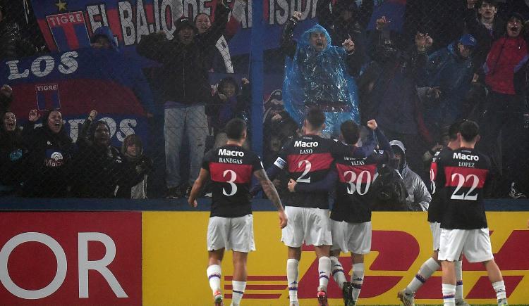 Imagen de Tigre se floreó en Montevideo ante Nacional y acaricia la clasificación