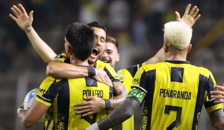 Imagen de Jesús Camargo se vistió de héroe y el Deportivo Táchira de Álvaro Recoba eliminó por penales a The Strongest