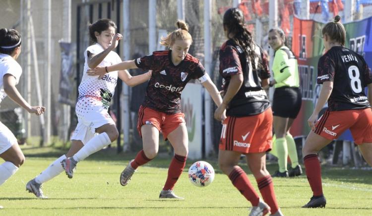 Imagen de Fútbol Femenino: River le ganó 2 a 1 a SAT y sigue prendido arriba