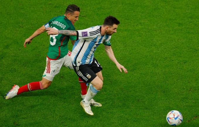 Imagen de Andrés Guardado bancó Lionel Messi: "Canelo no entiende lo que es un vestuario"
