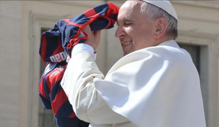 Imagen de San Lorenzo y el reconocimiento al Papa Francisco por su década de papado