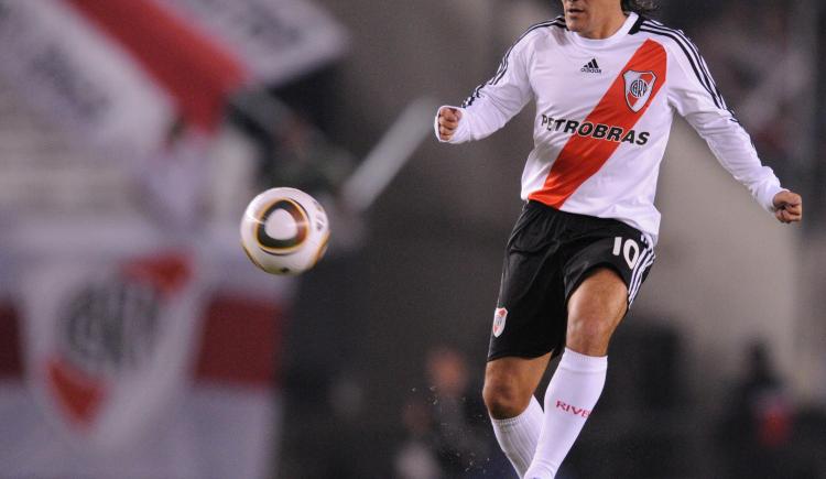 Imagen de Ariel Ortega, con un pie afuera de River