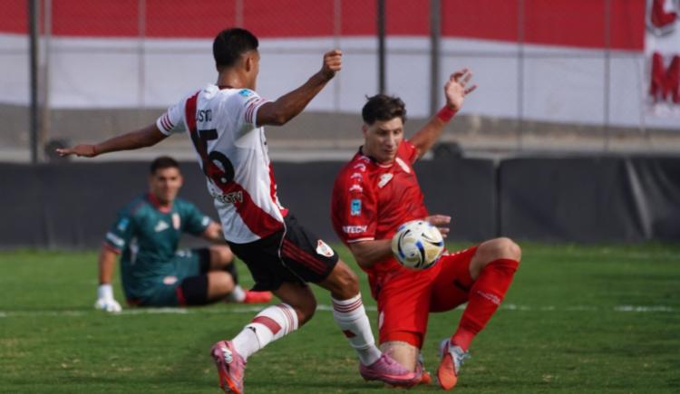 Imagen de Polémica tempranera: la mano en el área que reclamó todo River ante Barracas