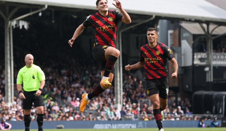 Imagen de Récord de Haaland y golazo de Julián Álvarez en un nuevo éxito de Manchester City para llegar a la cima