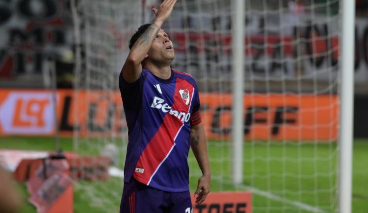 Imagen de Un penal agónico mitigó la crisis de River y le dio la clasificación en su debut en la Copa Argentina