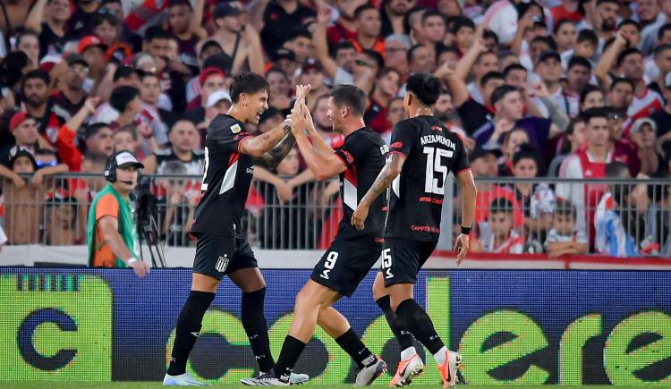 Imagen de Pinchazo a la ilusión de River: Estudiantes ganó en el Monumental y saltó a la cima