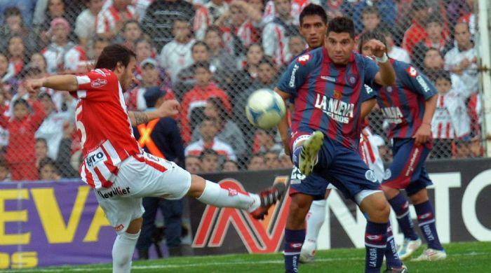 Imagen de Los Santos (uruguayos) vienen marchando: San Lorenzo está muy cerca de la permanencia