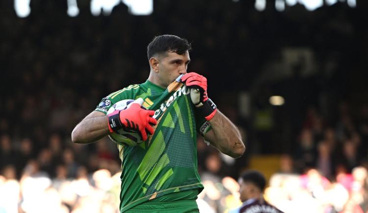 Imagen de Impresionante: Dibu Martínez atajó con un dedo quebrado y Aston Villa volvió al triunfo