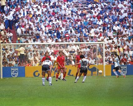 Imagen de Maradona y Messi convocados para un partido solidario