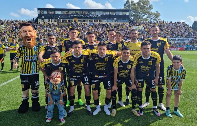 Imagen de Almirante Brown ganó con polémica y jugará la final por el ascenso ante Independiente Rivadavia