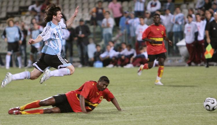 Imagen de Viaje al pasado: Argentina vuelve a cruzarse con Angola, 19 años después del debut mundialista de Messi