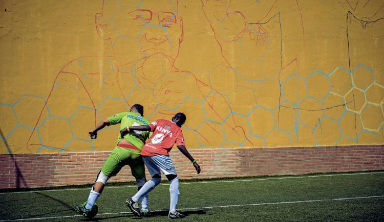 Imagen de Más que mil palabras [sobre el Mundial para chicos de la calle]: la copa