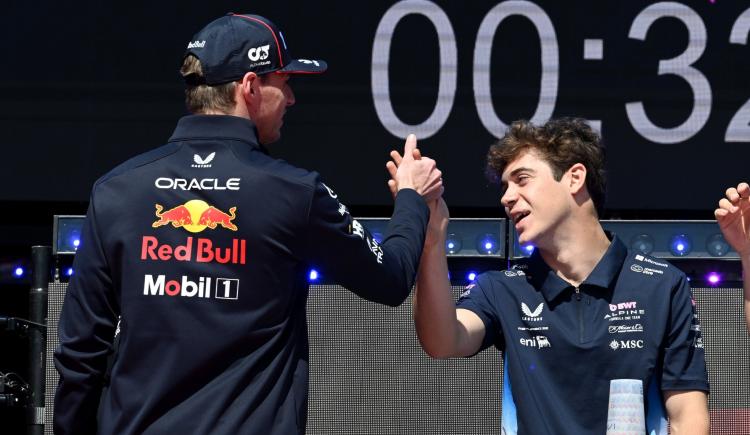 Imagen de El divertido cruce entre Colapinto y Verstappen en el fan zone de Imola
