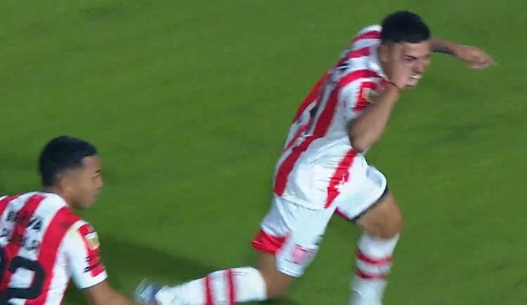 Imagen de ¿El gol del campeonato? Santiago Rodríguez la metió desde mitad de cancha para Instituto