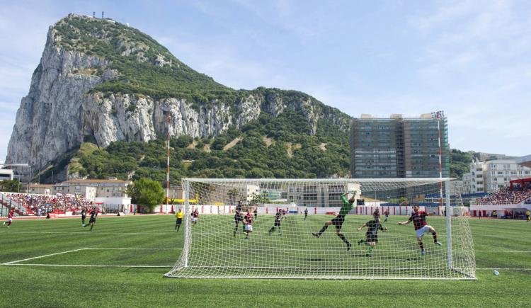 Imagen de Más que mil palabras [sobre fútbol en Gibraltar]: la roca