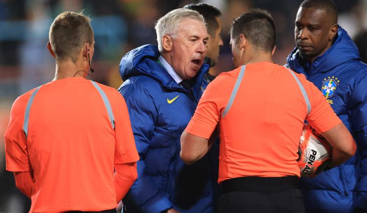 Imagen de Disparó para todos lados: las fuertes quejas de Carlo Ancelotti tras sufrir su primera derrota como DT de Brasil