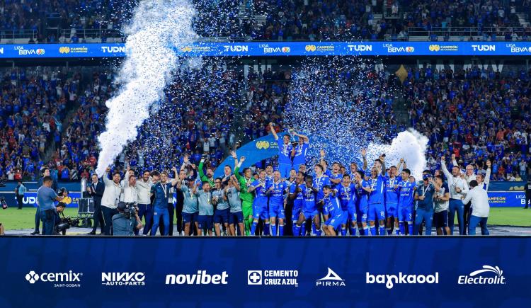 Imagen de Cruz Azul agiganta su leyenda: se coronó Campeón de Campeones tras vencer al Toluca y jugará con el Inter de Messi