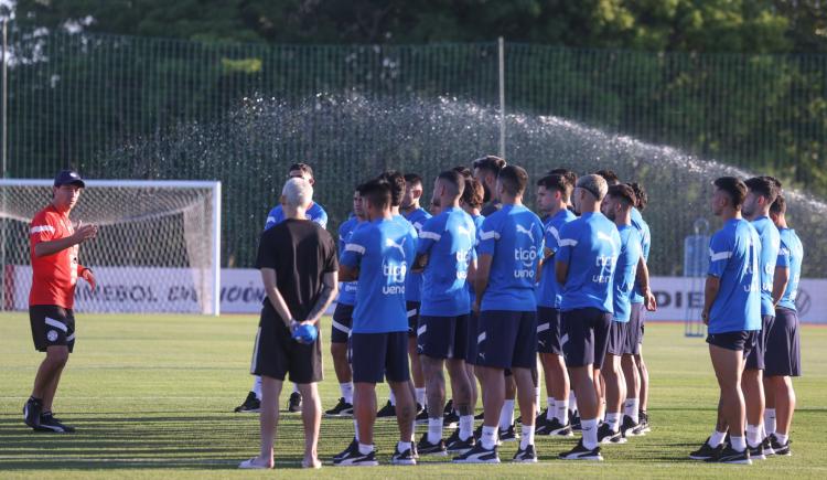 Imagen de Paraguay sueña con sorprender a la Scaloneta en el debut de Daniel Garnero