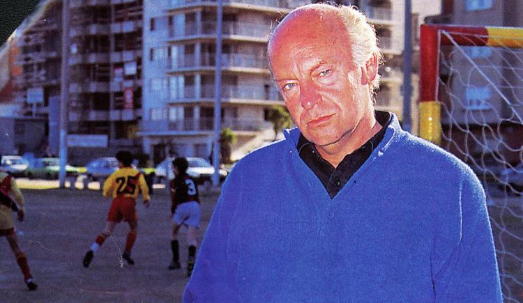 Imagen de 1995. Eduardo Galeano, fútbol a sol y a sombra
