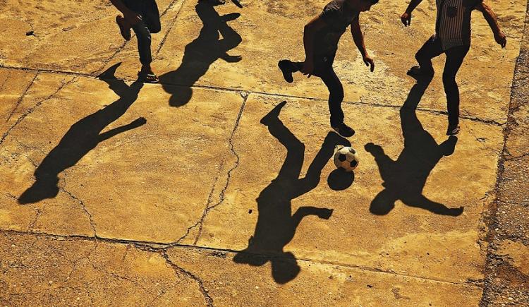 Imagen de Las sombras, más que mil palabras sobre el fútbol y el ISIS