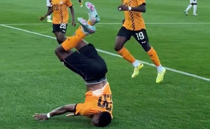 Imagen de Susto en la Copa Africana: le salió mal la pirueta del festejo y se lesionó el cuello