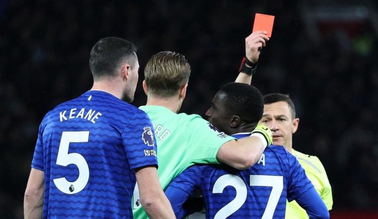 Imagen de Escándalo en la Premier League: le pegó a un compañero, lo echaron, pero podría ser peor