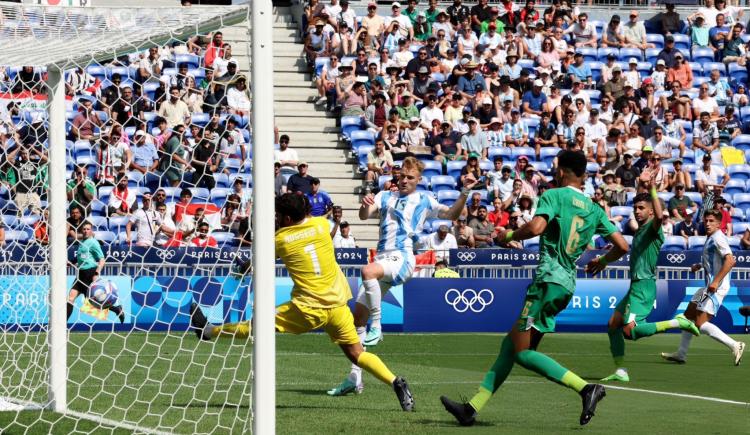 Imagen de Luciano Gondou: cambio, cabezazo y gol