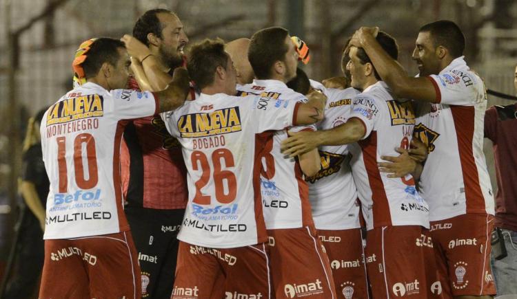 Imagen de Noche de Copa: Huracán, con equipo confirmado, busca su primera victoria contra Peñarol