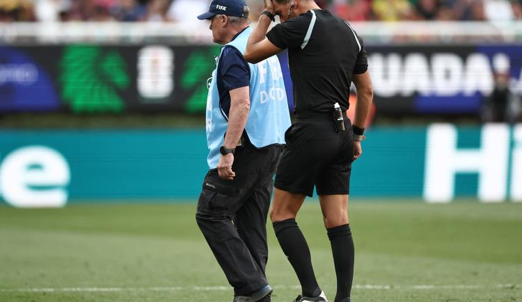 Imagen de El desconsuelo de Facundo Tello: el árbitro se lesionó en la histórica victoria de Congo ante Jamaica