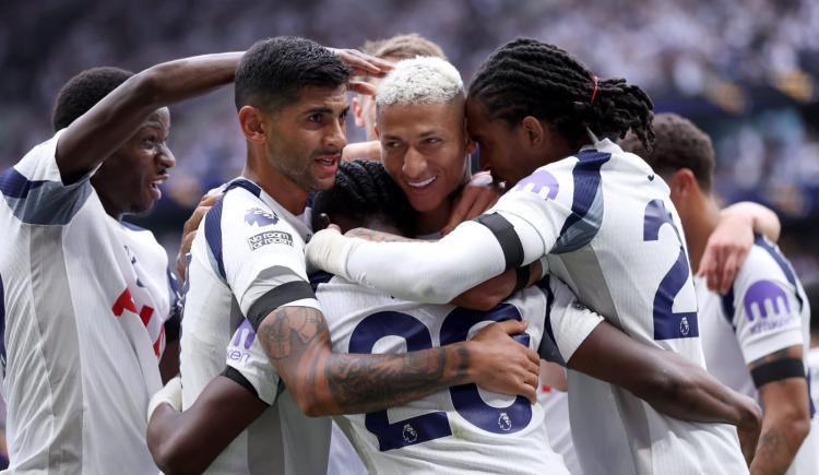 Imagen de Con Cuti Romero de capitán, Tottenham goleó 3-0 a Burnley en su debut en la Premier League