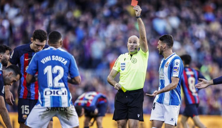 Imagen de Mateu Lahoz y el show de las tarjetas en el clásico catalán