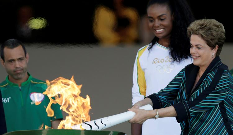 Imagen de Dilma Rousseff encendió la llama olímpica en Brasilia