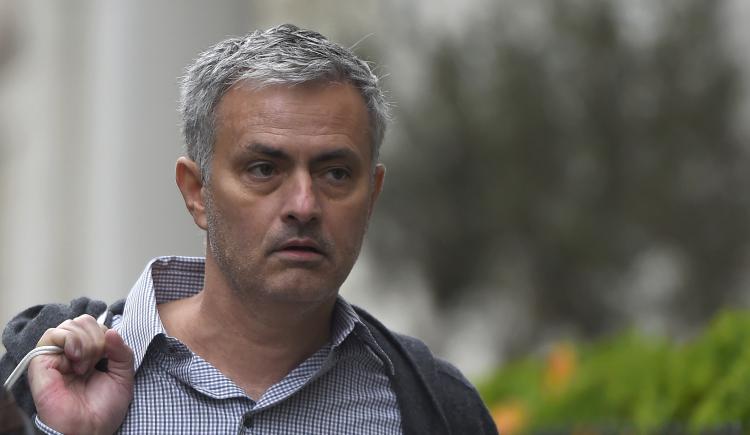 Imagen de Mourinho sigue de cerca a un futbolista del Barcelona