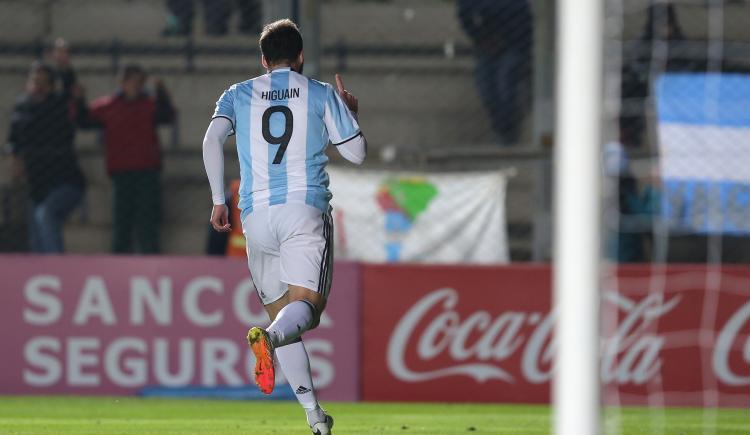 Imagen de Argentina venció con un golazo de Higuaín, Messi salió lesionado